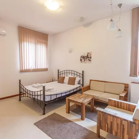 The Hills And Gæstehus 4*